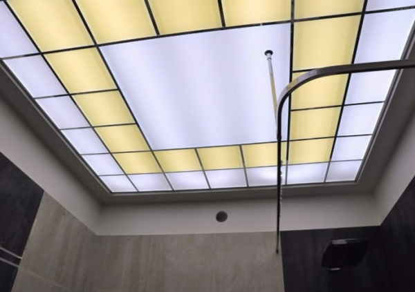 Потолок в ванной комнате: виды отделки по материалу, конструкции, цвет, дизайн, освещение