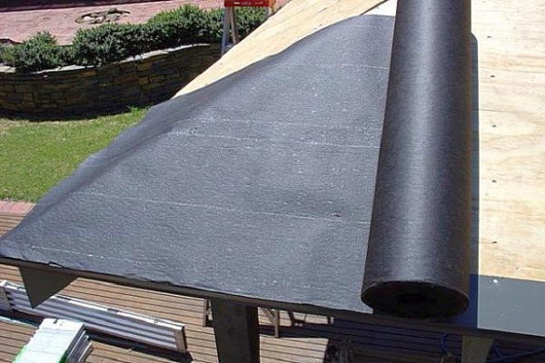 Чем крепить рубероид к деревянной крыше: способы установки