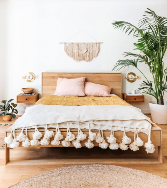 Что повесить над кроватью в спальне? 10 интересных идей
