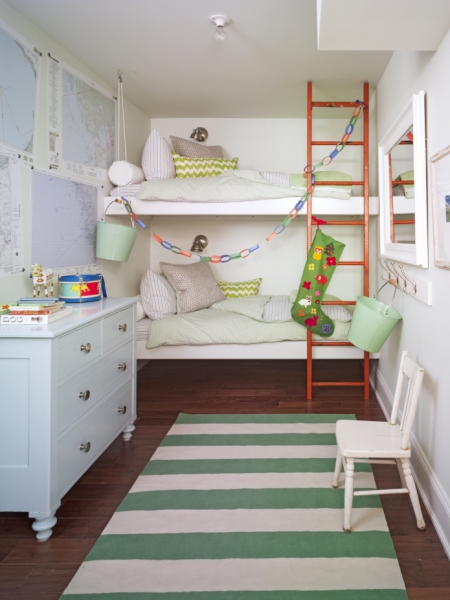 Как обустроить узкую детскую комнату?