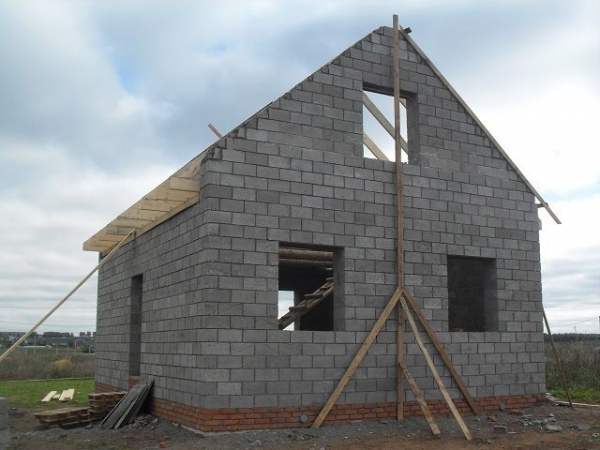 Как сделать фронтон двухскатной крыши: разновидности, инструкция по возведению