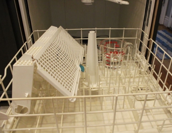 Как правильно чистить посудомойку?