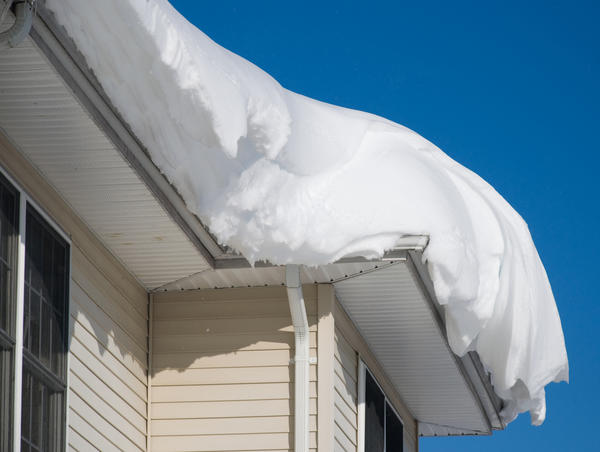 Зачем чистить снег на крыше?